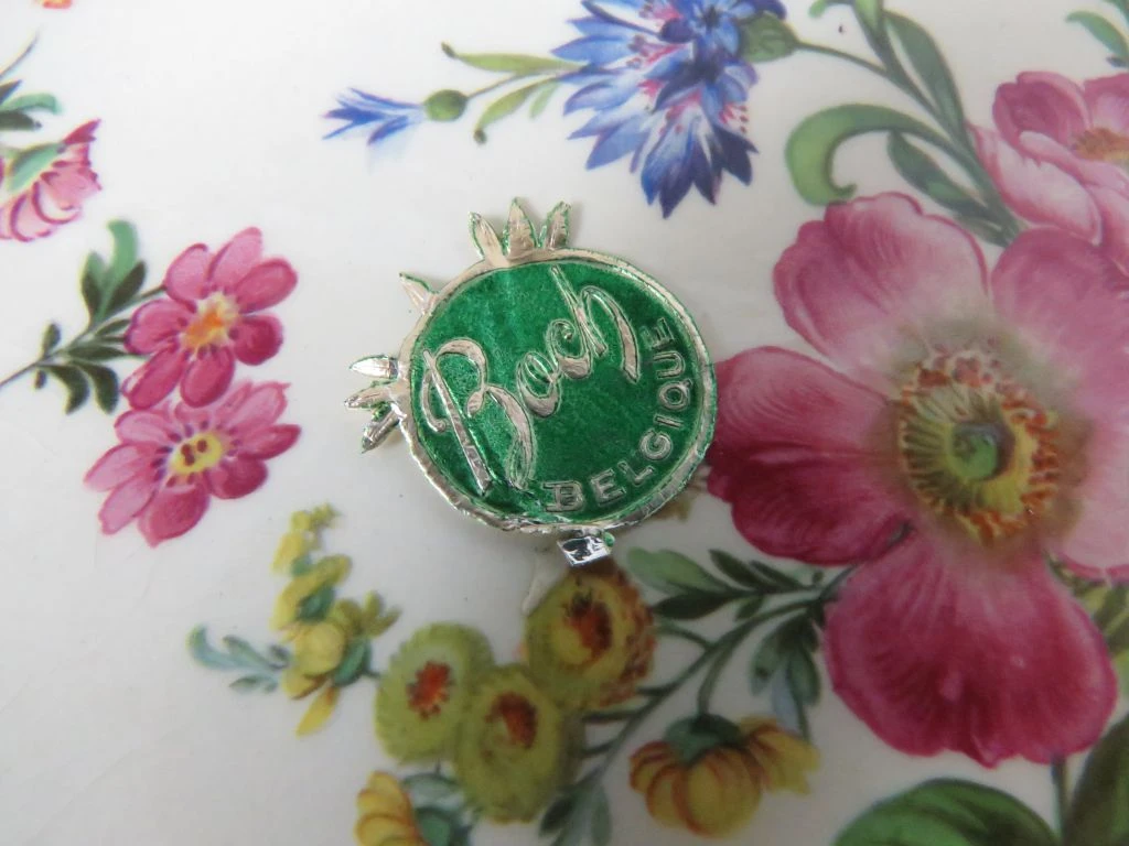 Decoratief porseleinen dienblad met bloemenmotief en gouden rand