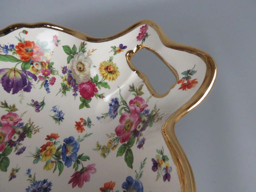 Decoratief porseleinen dienblad met bloemenmotief en gouden rand