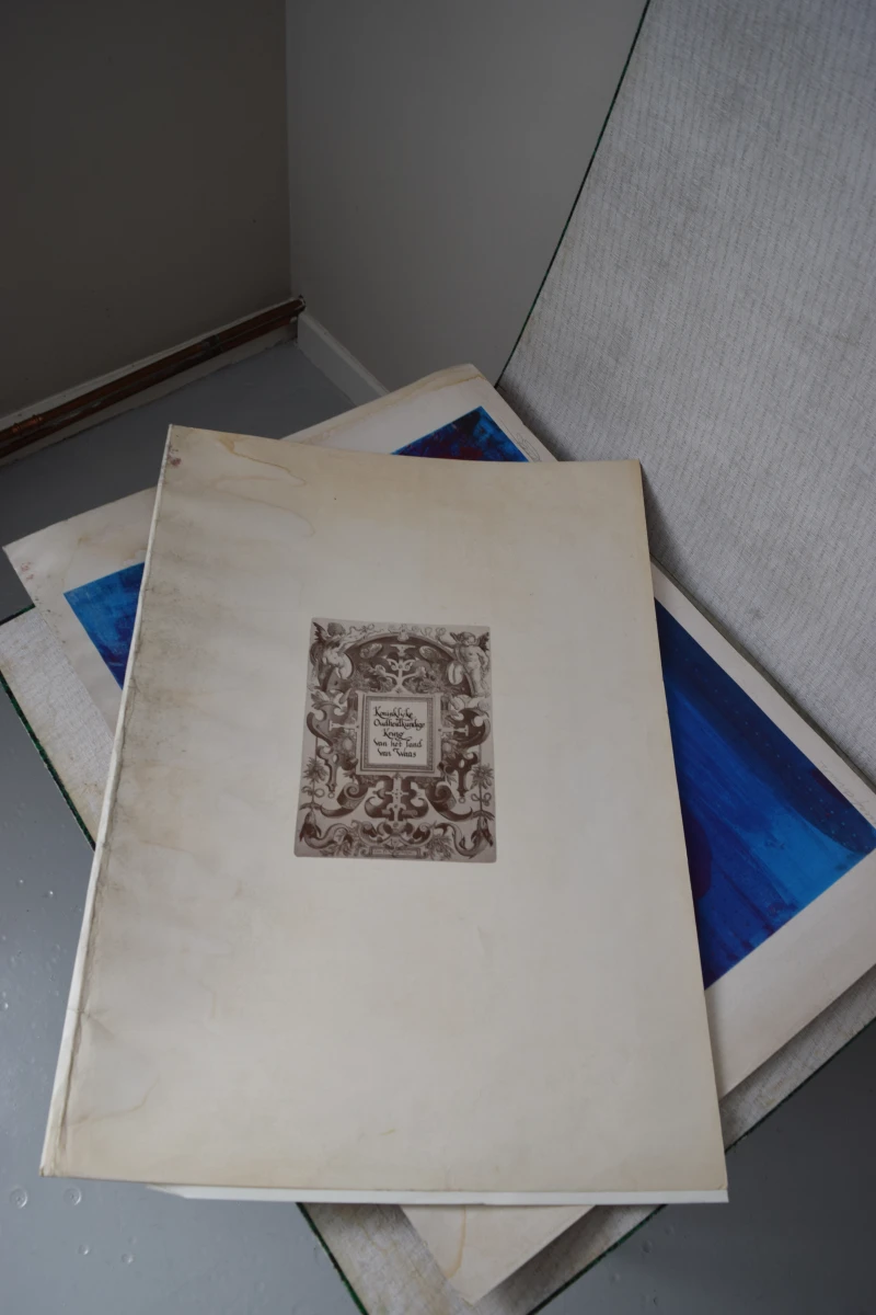 Kaft met een lot schetsen, kaarten, grafieken e.a.