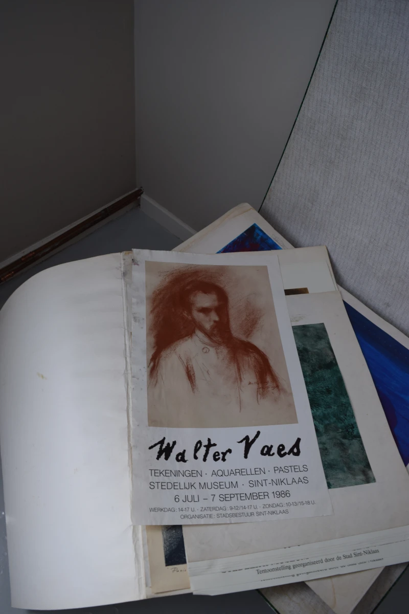 Kaft met een lot schetsen, kaarten, grafieken e.a.