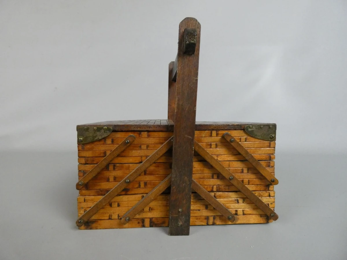 Miniatuur naaikist met accordeonstructuur