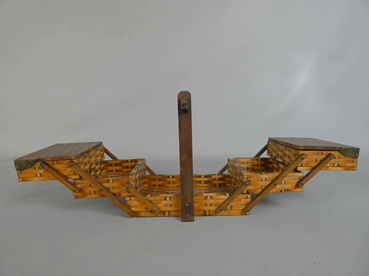 Miniatuur naaikist met accordeonstructuur