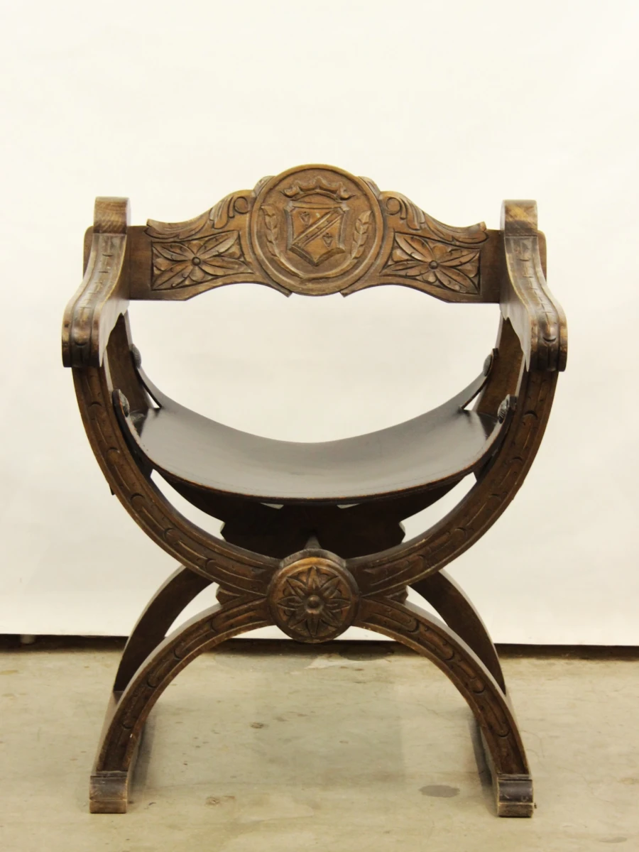 Houten antieke armstoel met lederen zitting