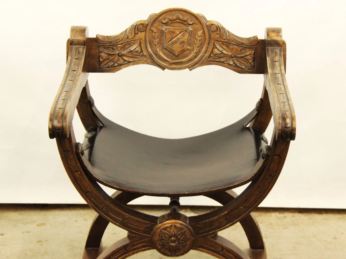 Houten antieke armstoel met lederen zitting