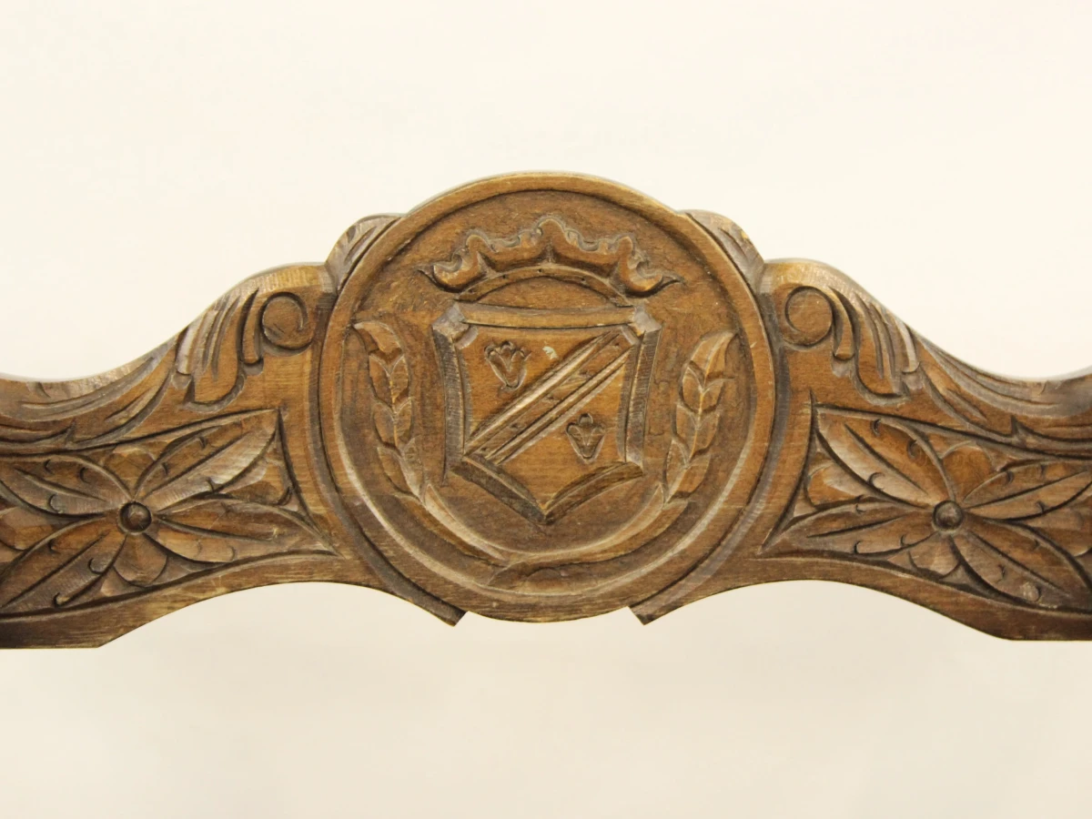 Houten antieke armstoel met lederen zitting