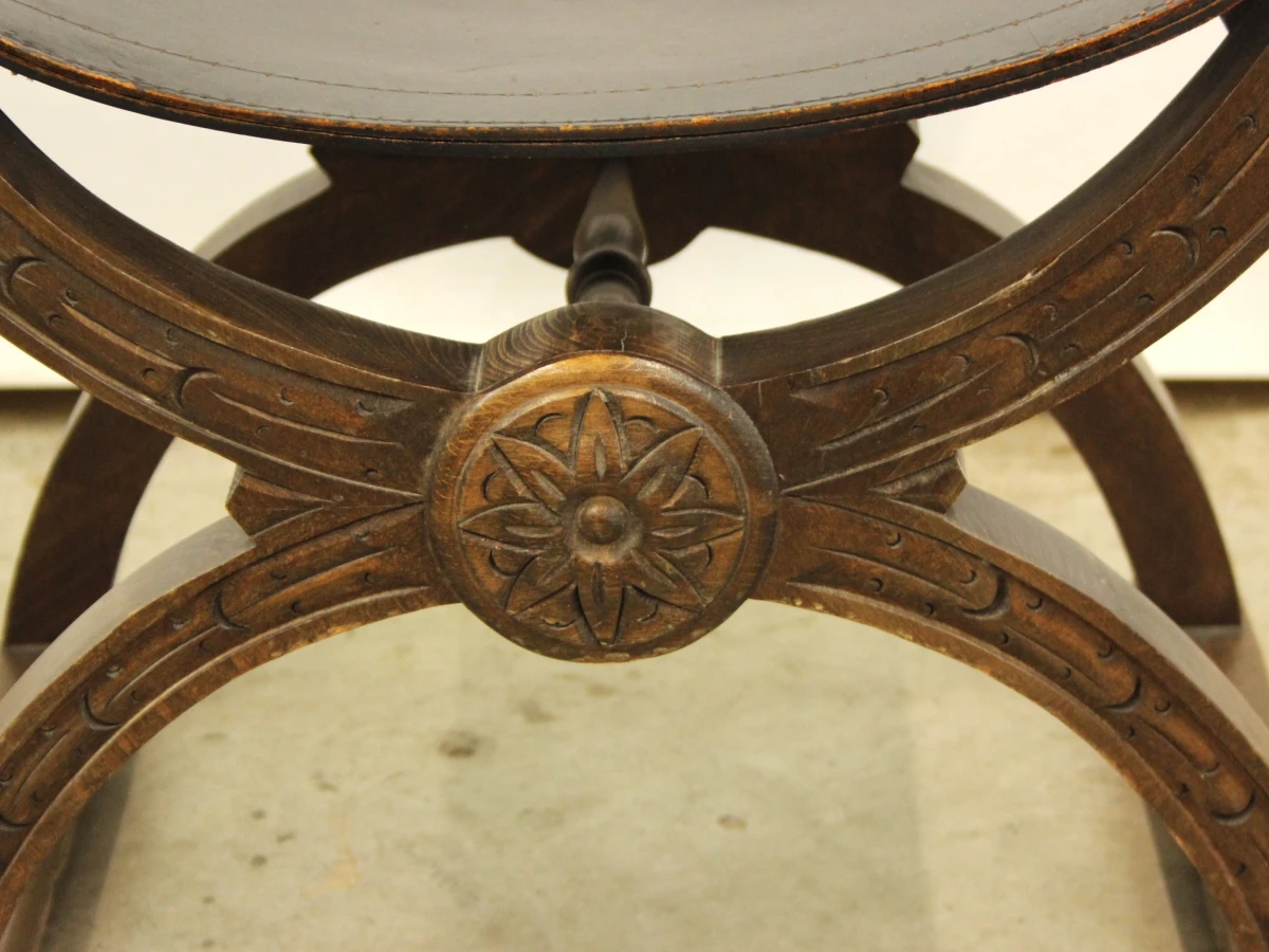 Houten antieke armstoel met lederen zitting