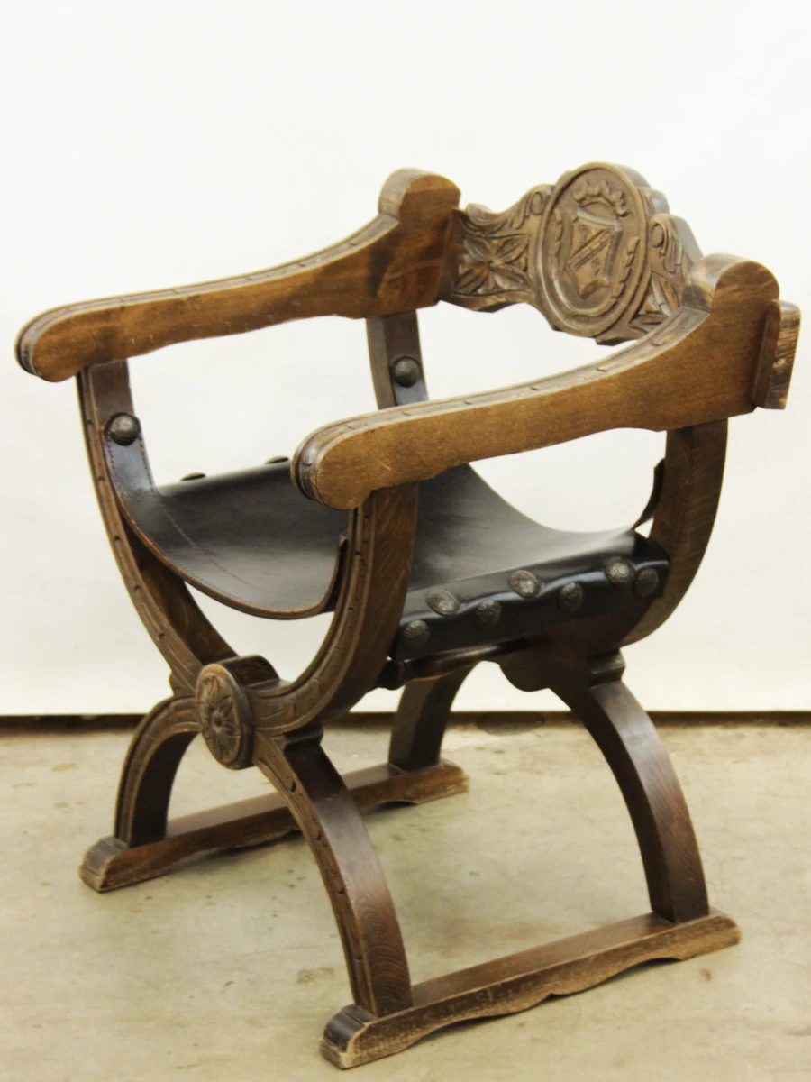 Houten antieke armstoel met lederen zitting