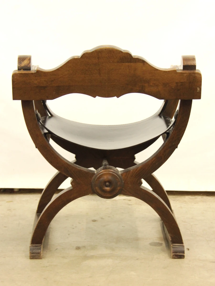 Houten antieke armstoel met lederen zitting