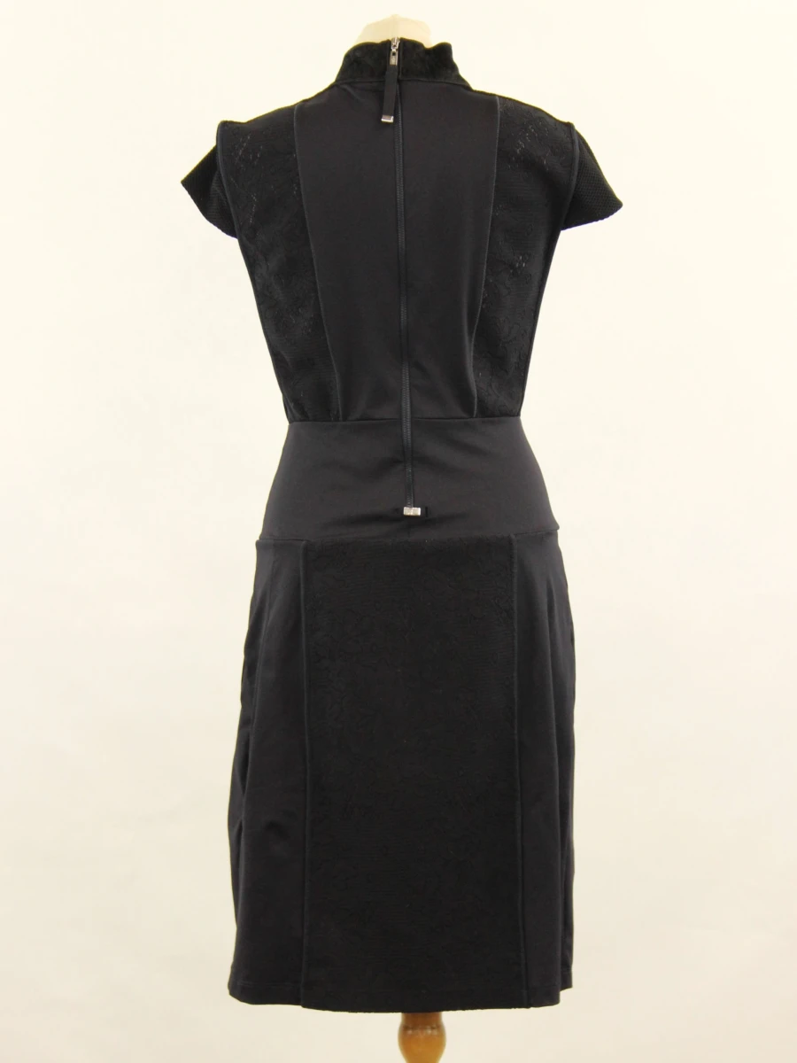 Elegante HIGH Tech jurk met Aziatisch geïnspireerde details - Rimini Italy