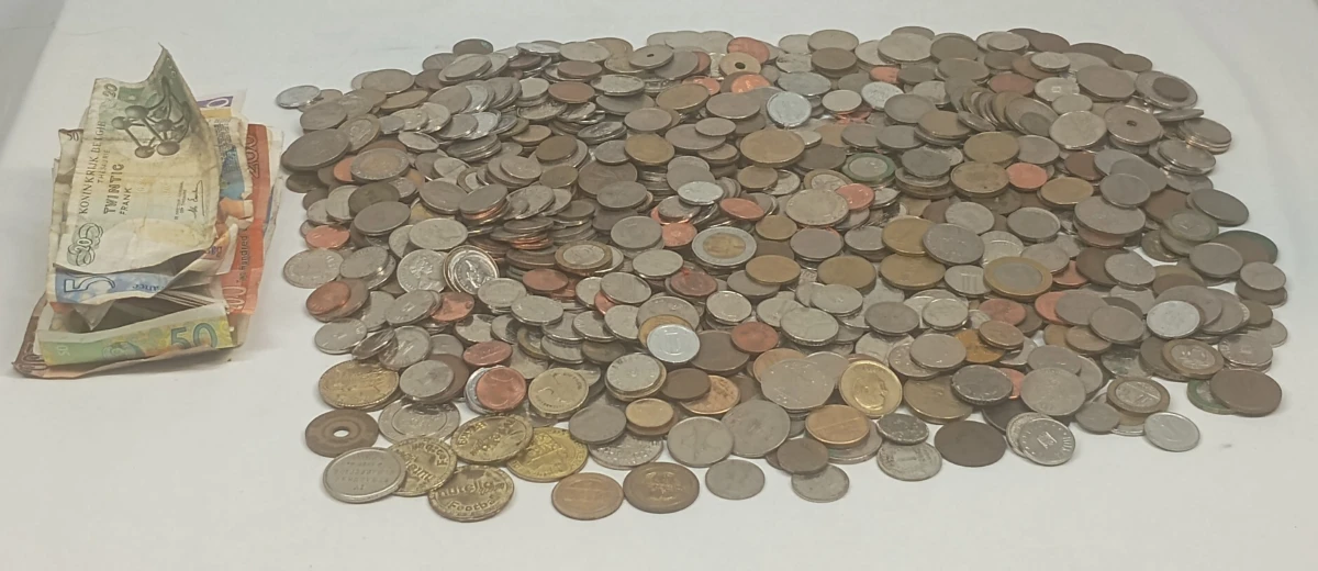 Verzameling munten en bankbiljetten uit diverse landen