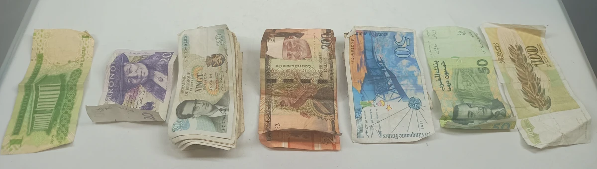 Verzameling munten en bankbiljetten uit diverse landen