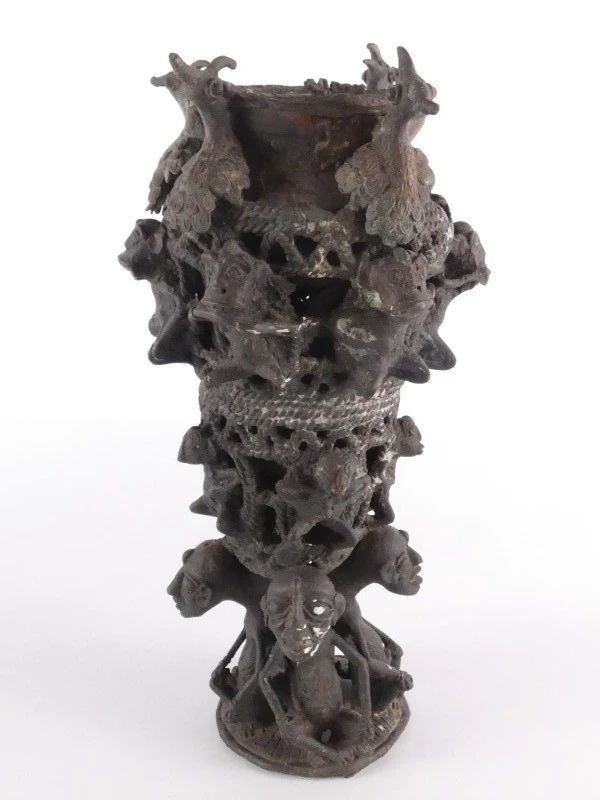 Decoratief gegoten metalen beeld met donkere patina