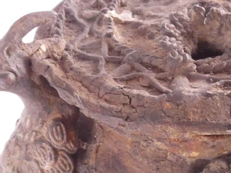 Decoratief gegoten metalen beeld met donkere patina