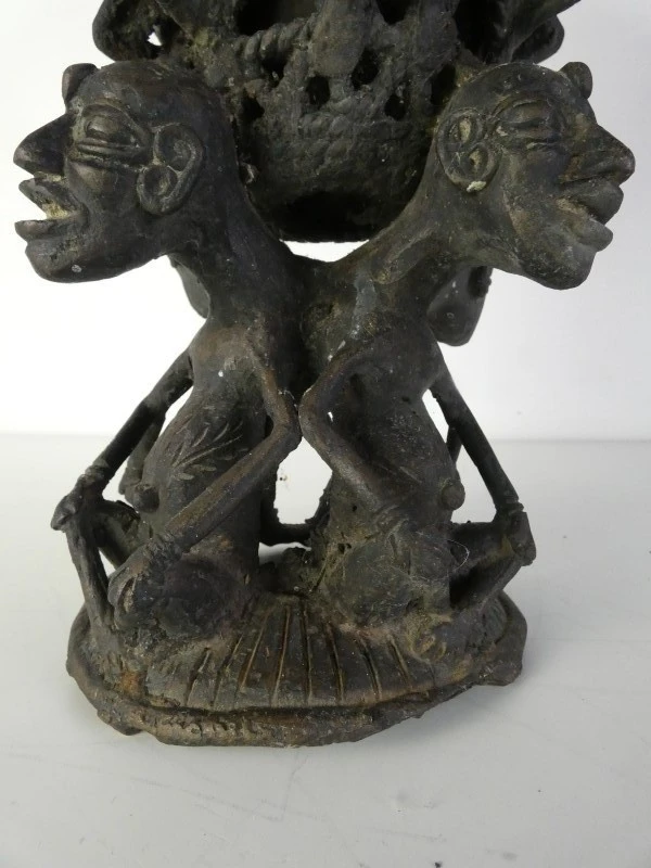 Decoratief gegoten metalen beeld met donkere patina