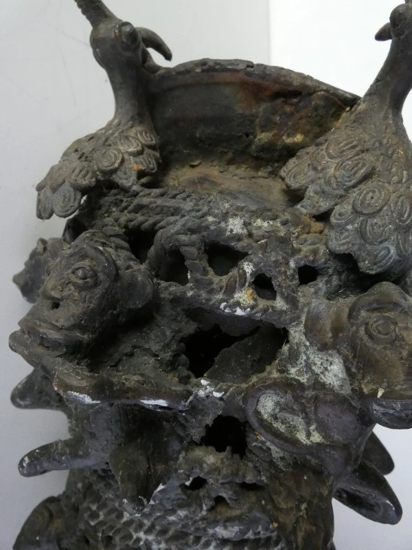 Decoratief gegoten metalen beeld met donkere patina