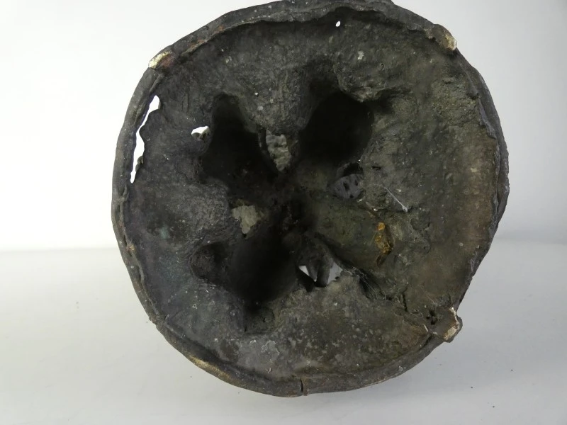 Decoratief gegoten metalen beeld met donkere patina