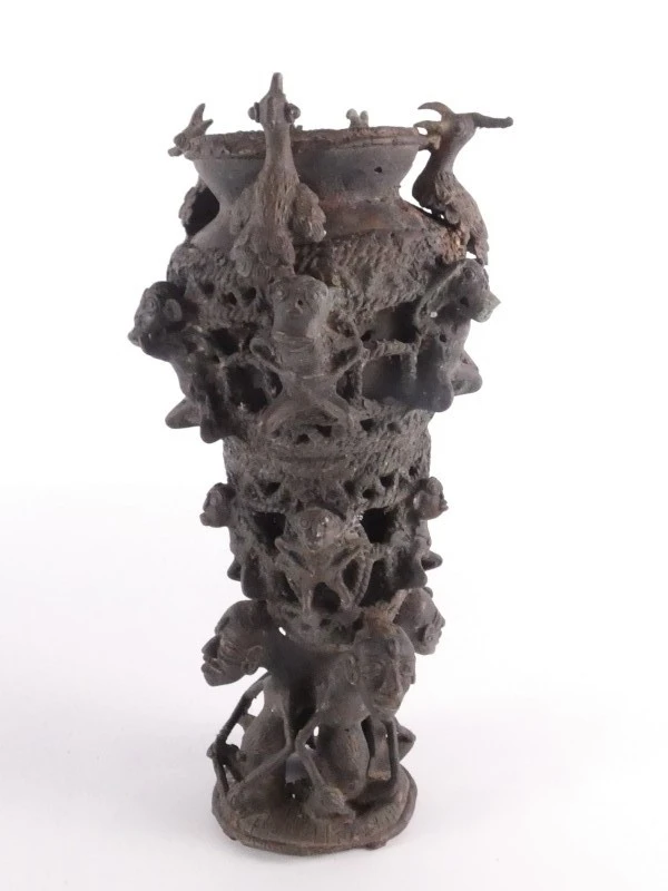Decoratief gegoten metalen beeld met donkere patina