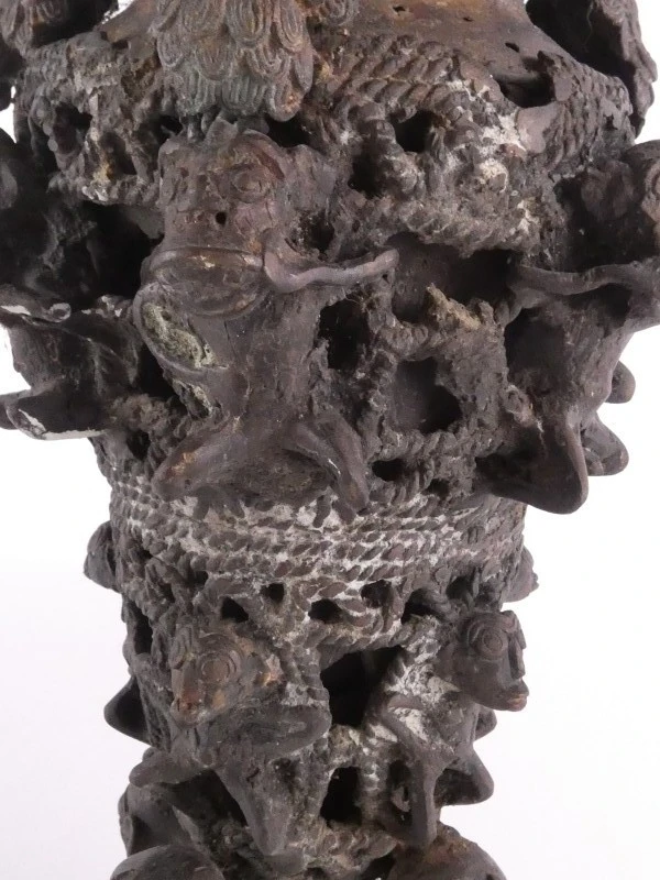 Decoratief gegoten metalen beeld met donkere patina