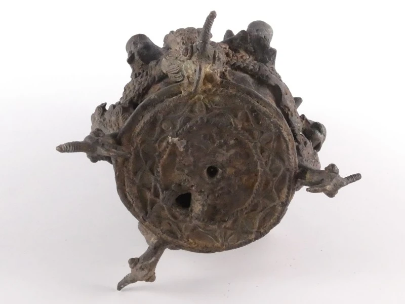 Decoratief gegoten metalen beeld met donkere patina