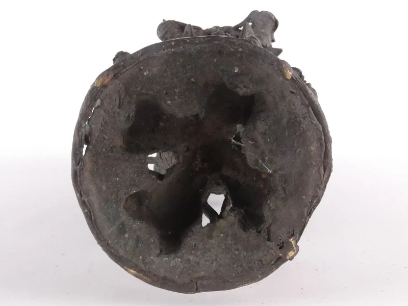 Decoratief gegoten metalen beeld met donkere patina