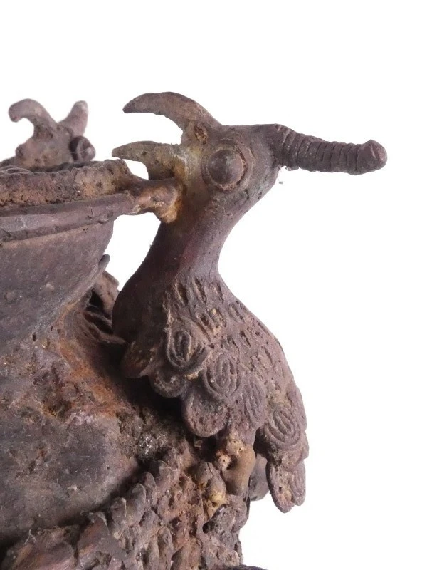 Decoratief gegoten metalen beeld met donkere patina
