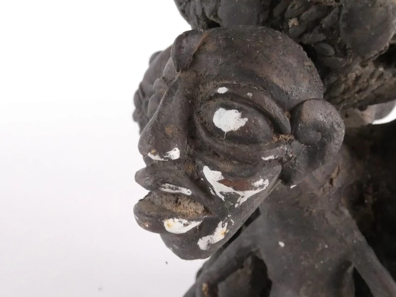 Decoratief gegoten metalen beeld met donkere patina