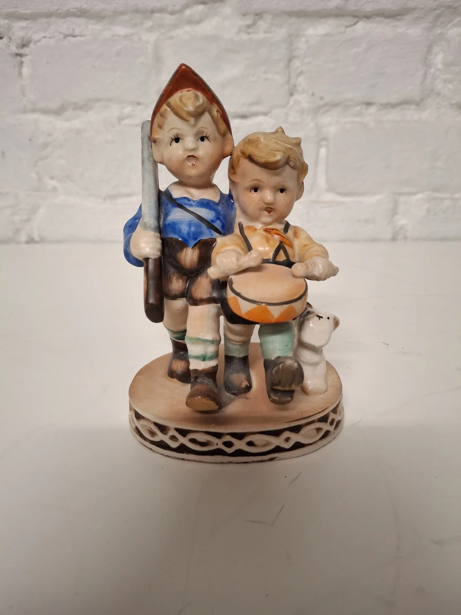 Vintage beeldje in Hummel-stijl