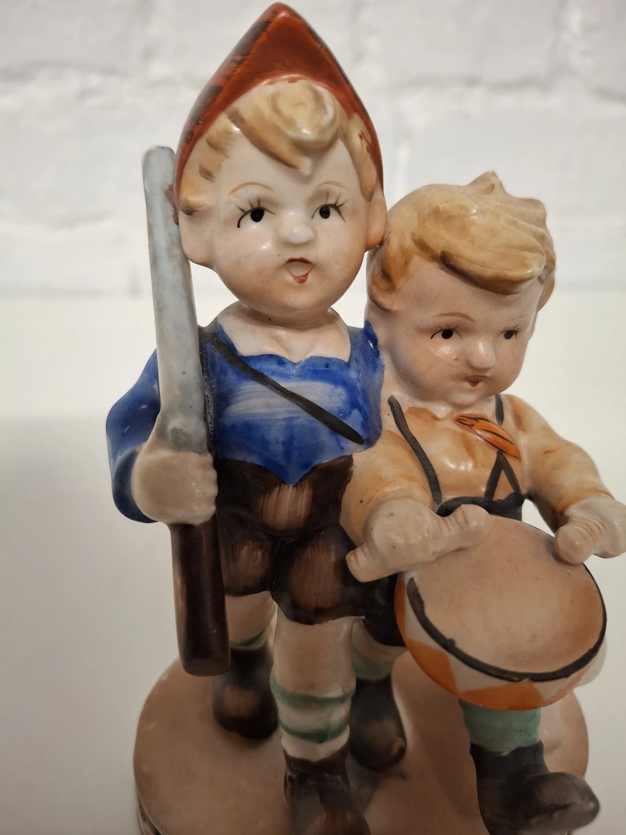 Vintage beeldje in Hummel-stijl