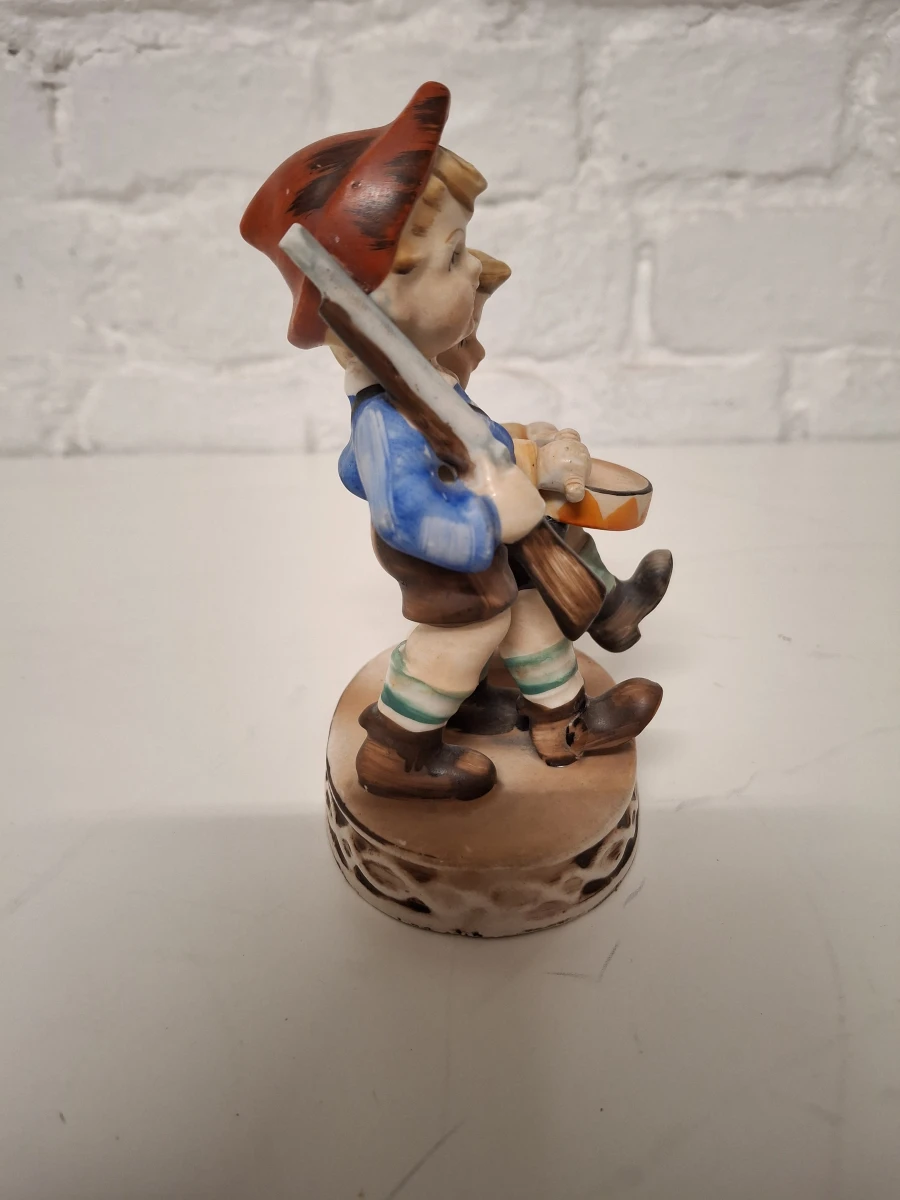 Vintage beeldje in Hummel-stijl