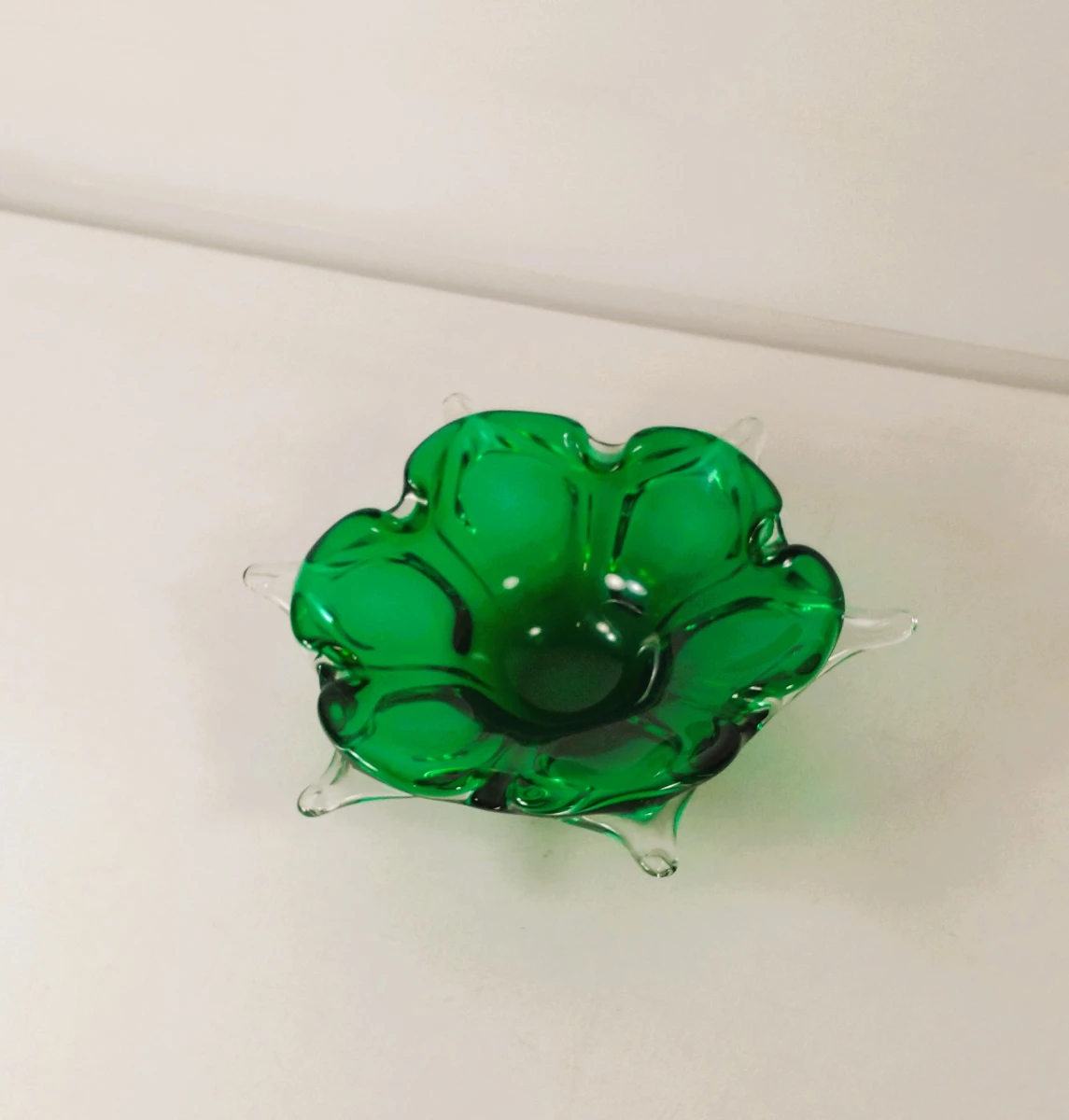 Vintage handgevormde groene glazen schaal in Murano-stijl, bloemvorm