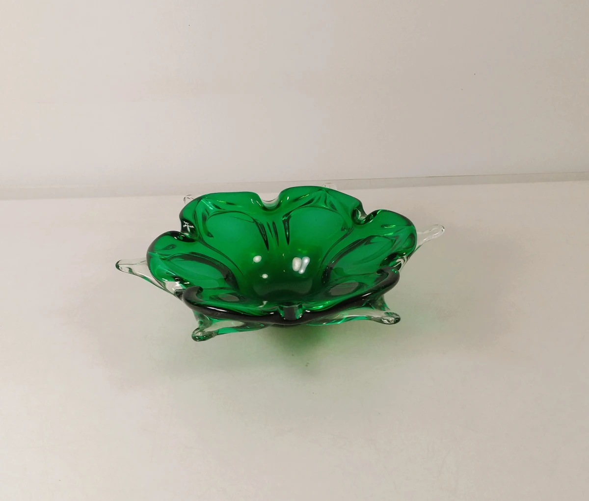 Vintage handgevormde groene glazen schaal in Murano-stijl, bloemvorm