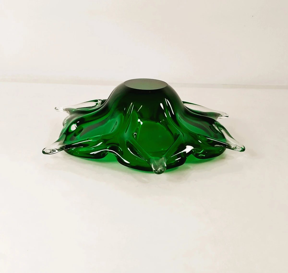 Vintage handgevormde groene glazen schaal in Murano-stijl, bloemvorm