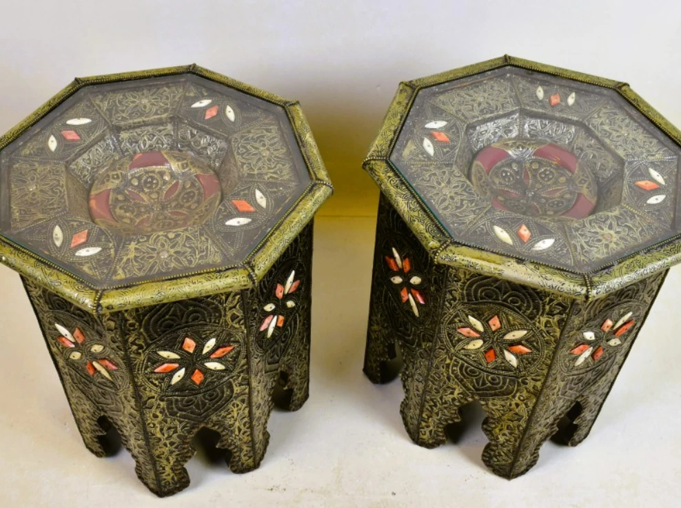 Set van 2 decoratieve metalen bijzettafels met ingelegde motieven