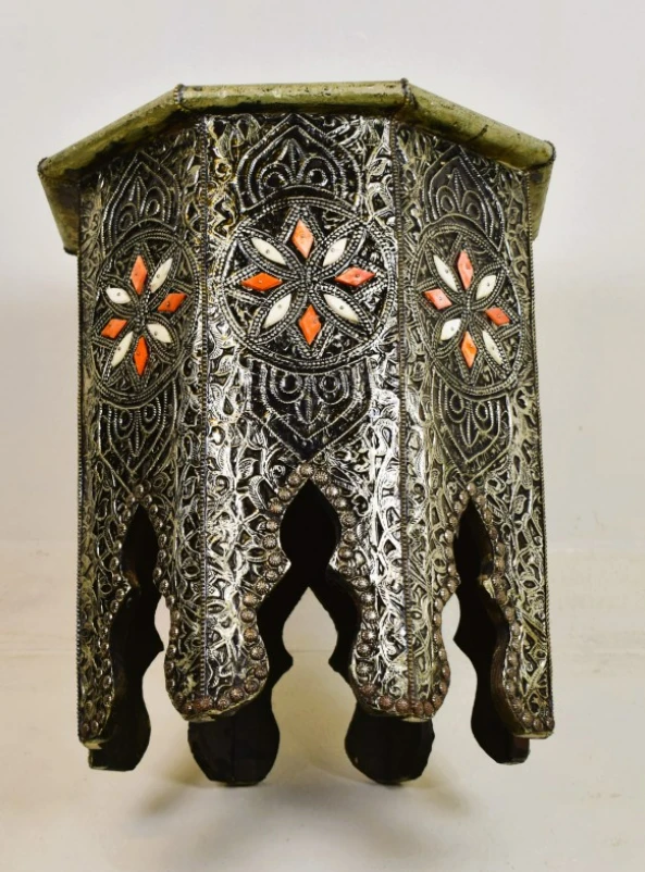 Set van 2 decoratieve metalen bijzettafels met ingelegde motieven