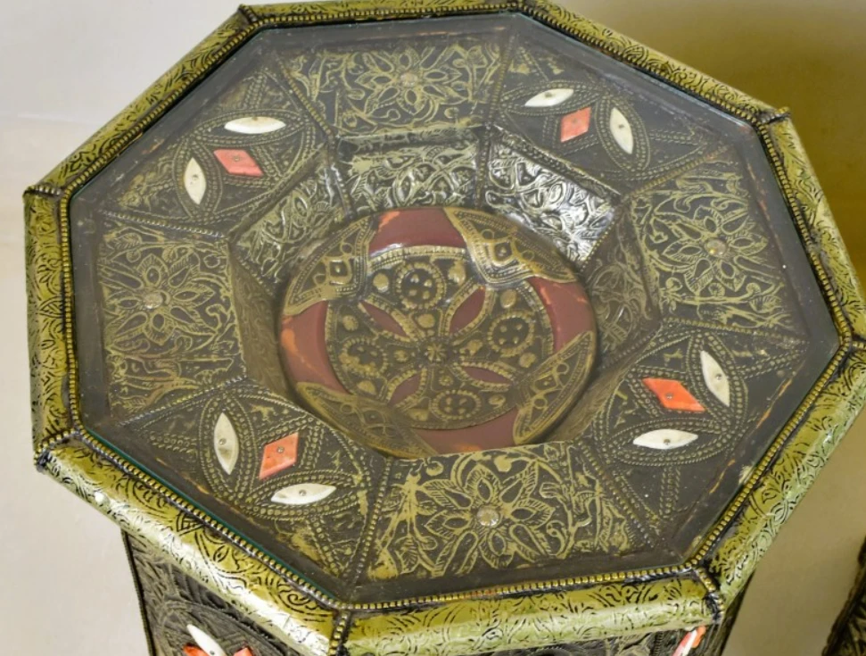 Set van 2 decoratieve metalen bijzettafels met ingelegde motieven