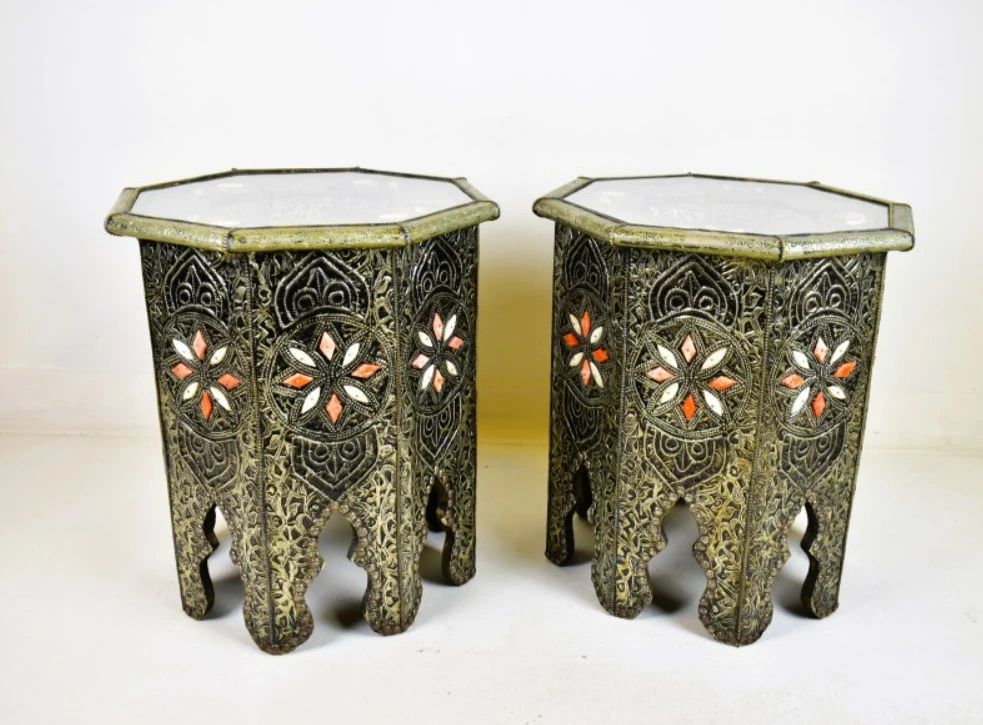 Set van 2 decoratieve metalen bijzettafels met ingelegde motieven