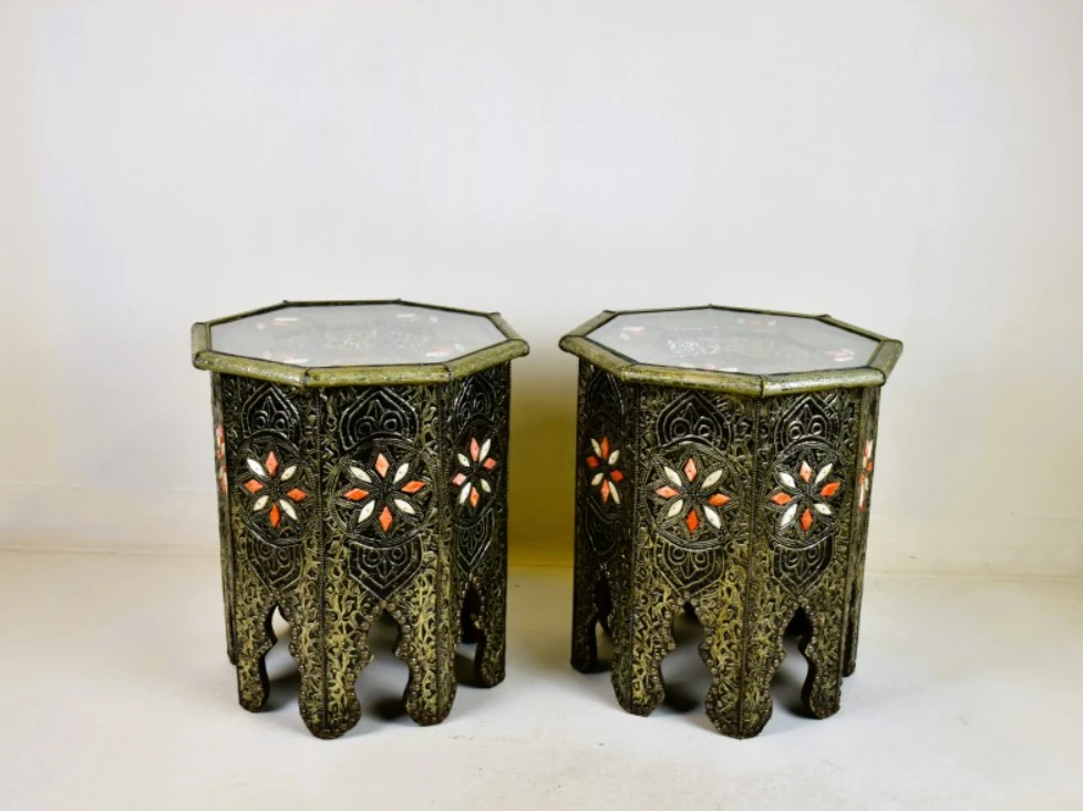 Set van 2 decoratieve metalen bijzettafels met ingelegde motieven