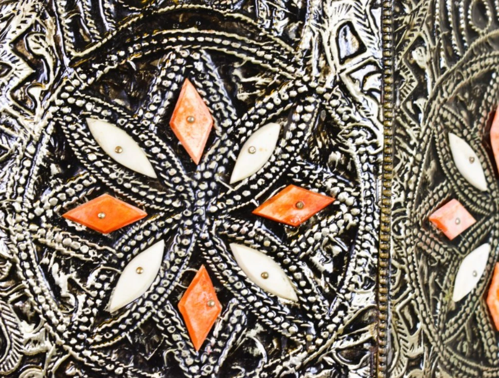 Set van 2 decoratieve metalen bijzettafels met ingelegde motieven