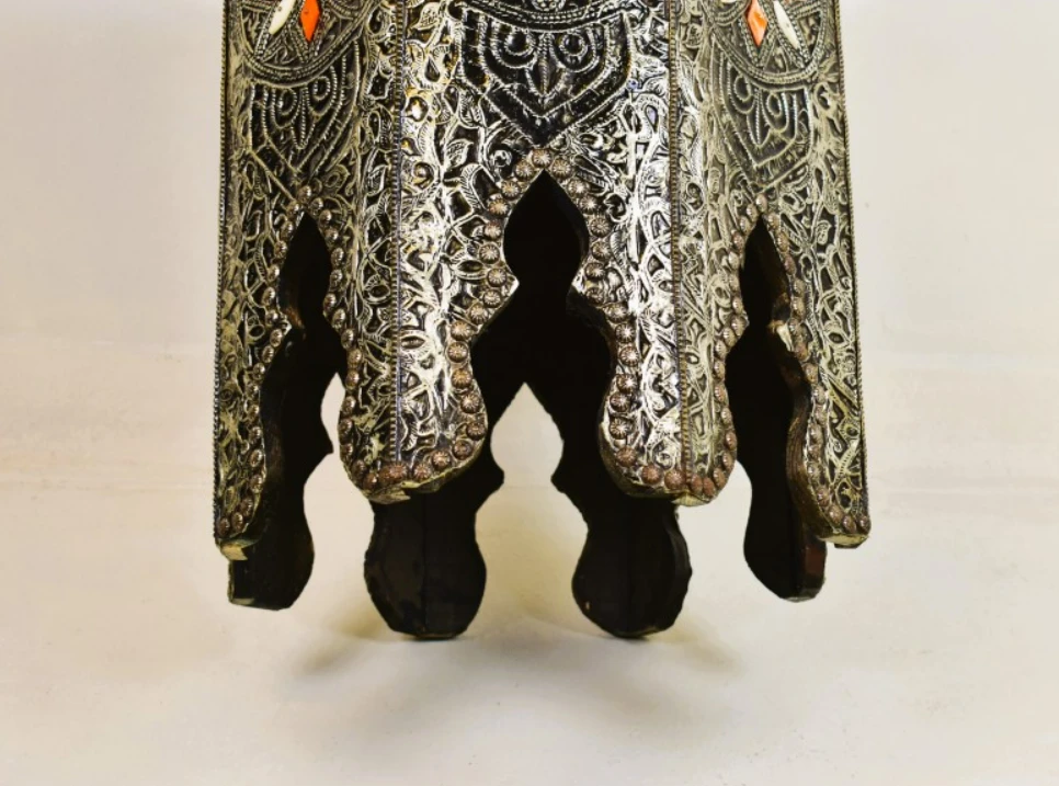 Set van 2 decoratieve metalen bijzettafels met ingelegde motieven