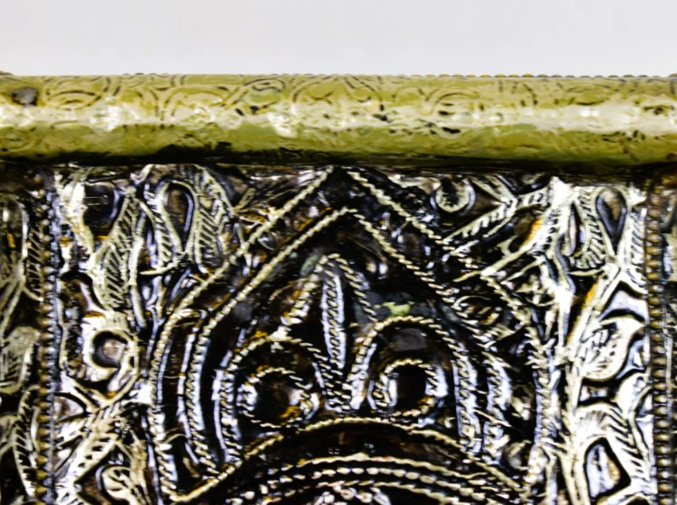 Set van 2 decoratieve metalen bijzettafels met ingelegde motieven