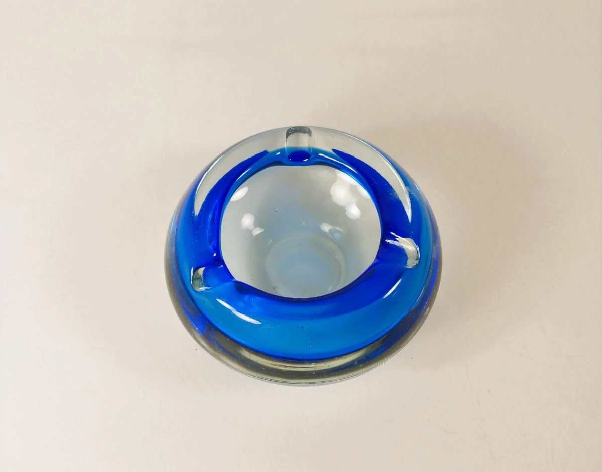 Vintage zware glazen asbak in blauw sommerso glas, Murano-stijl, ca. jaren 1960–1970