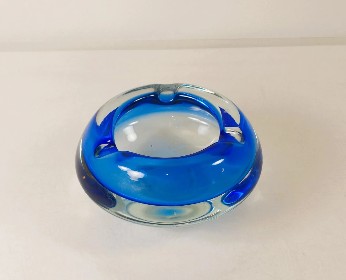 Vintage zware glazen asbak in blauw sommerso glas, Murano-stijl, ca. jaren 1960–1970