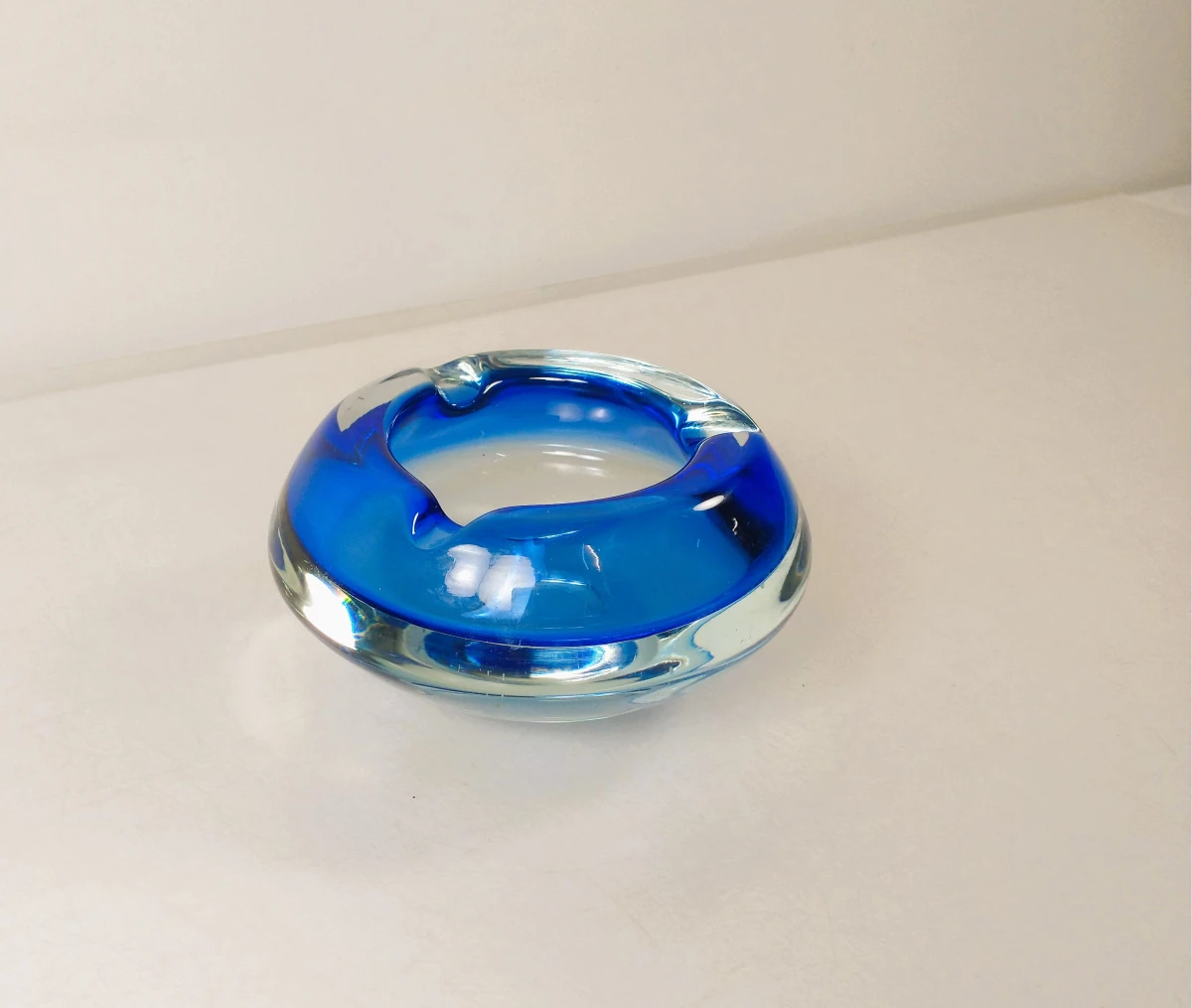 Vintage zware glazen asbak in blauw sommerso glas, Murano-stijl, ca. jaren 1960–1970