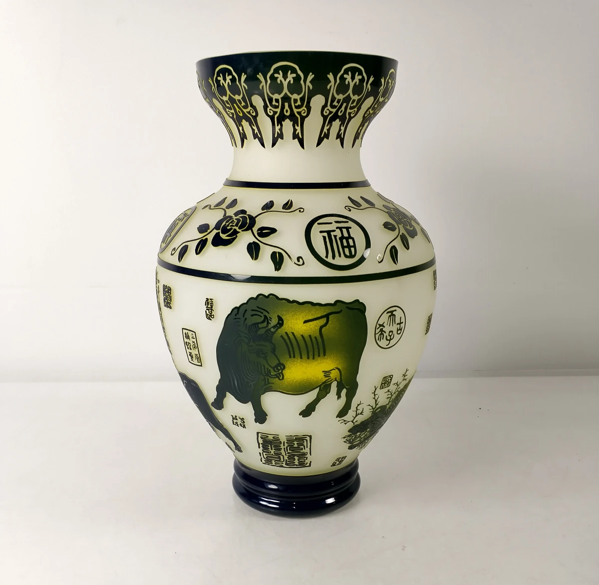 Chinese decoratieve vaas van opaalglas met osmotieven, ca. 1970–1990 - foto 3