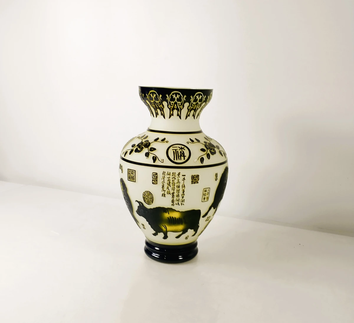 Chinese decoratieve vaas van opaalglas met osmotieven, ca. 1970–1990 - foto 2