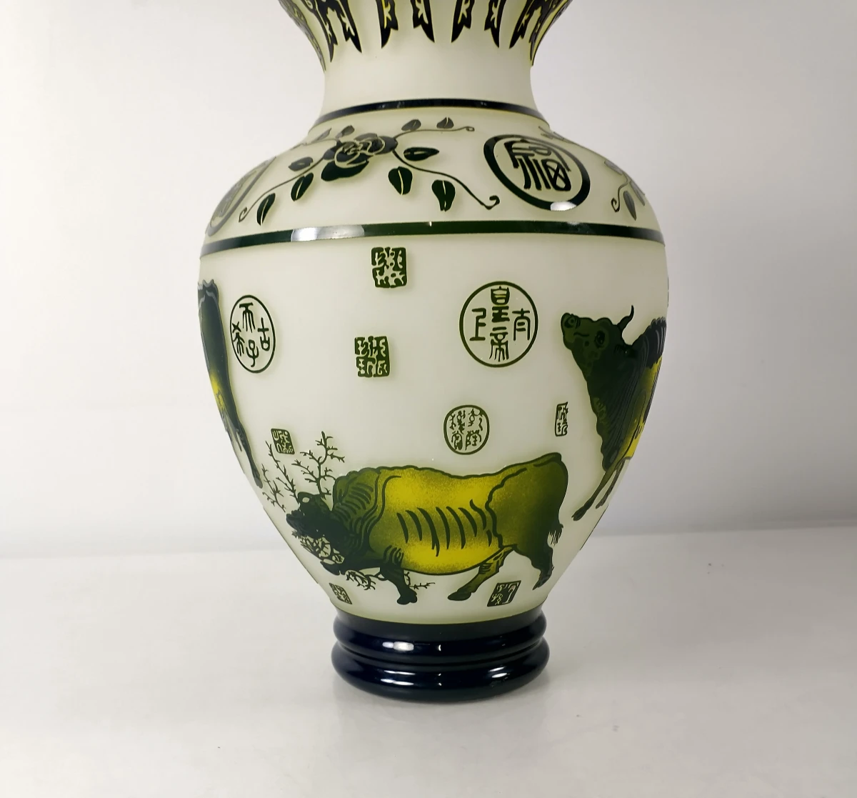 Chinese decoratieve vaas van opaalglas met osmotieven, ca. 1970–1990 - foto 4