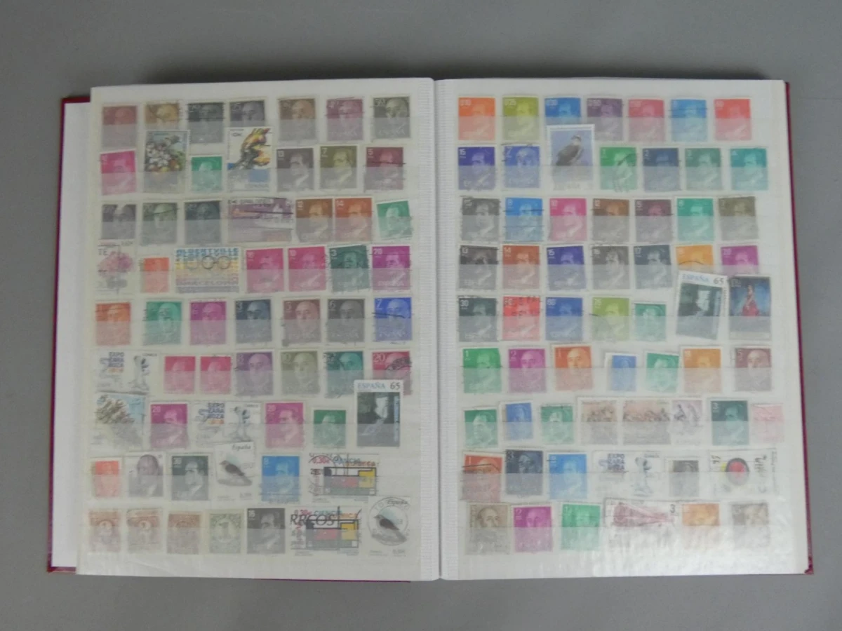 Vintage postzegelalbum gevuld met Spaanse postzegels