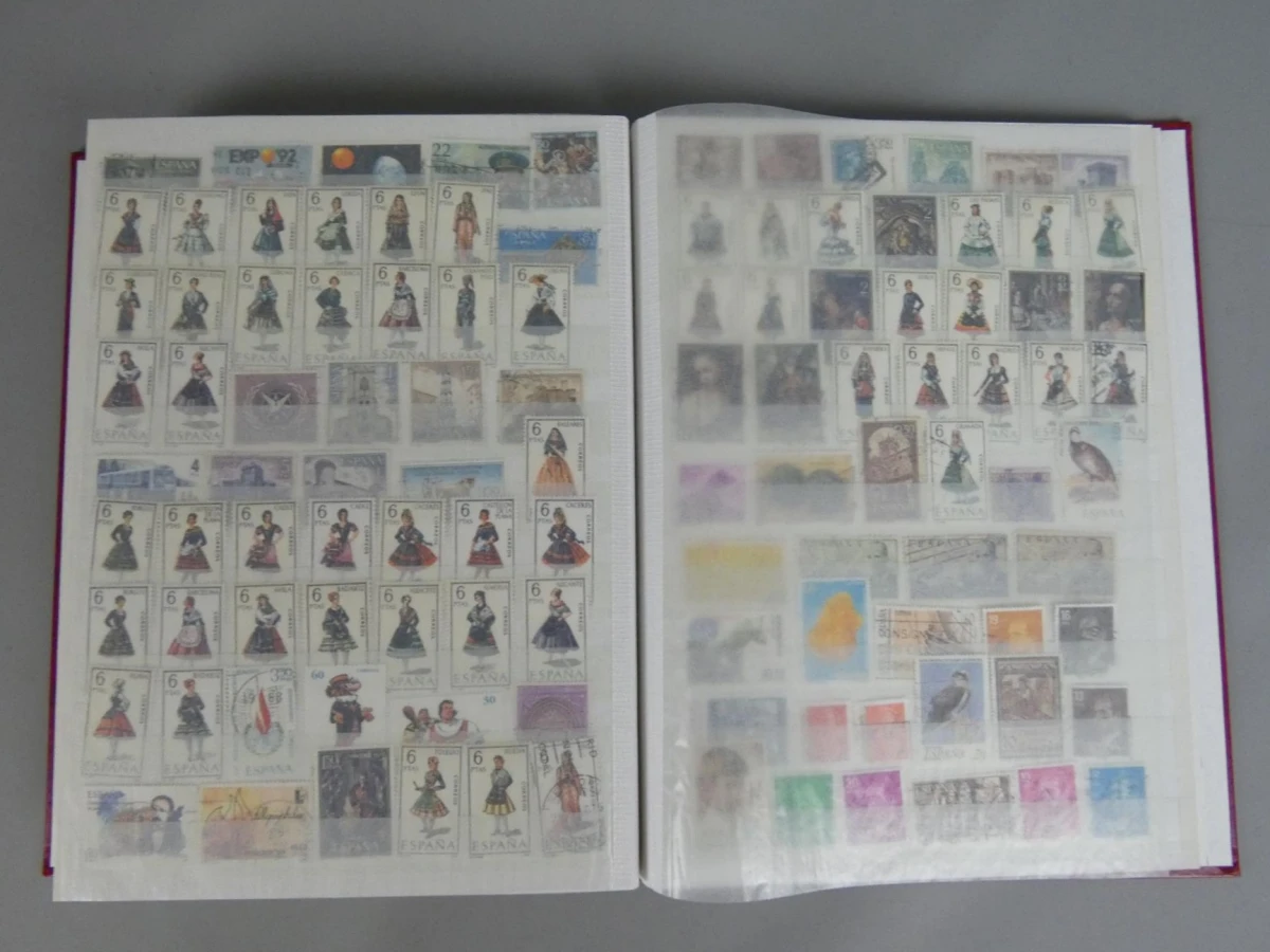 Vintage postzegelalbum gevuld met Spaanse postzegels