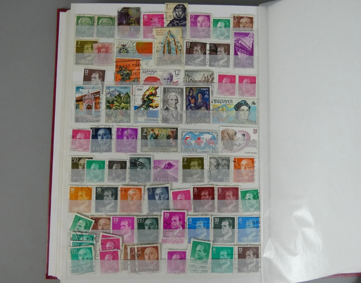 Vintage postzegelalbum gevuld met Spaanse postzegels
