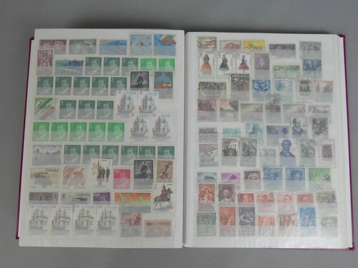 Vintage postzegelalbum gevuld met Spaanse postzegels